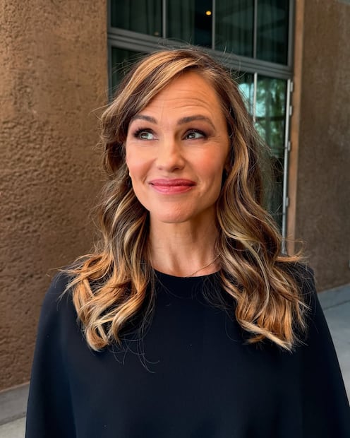 Corte con flequillo lateral largo. Foto: Instagram @jennifer.garner