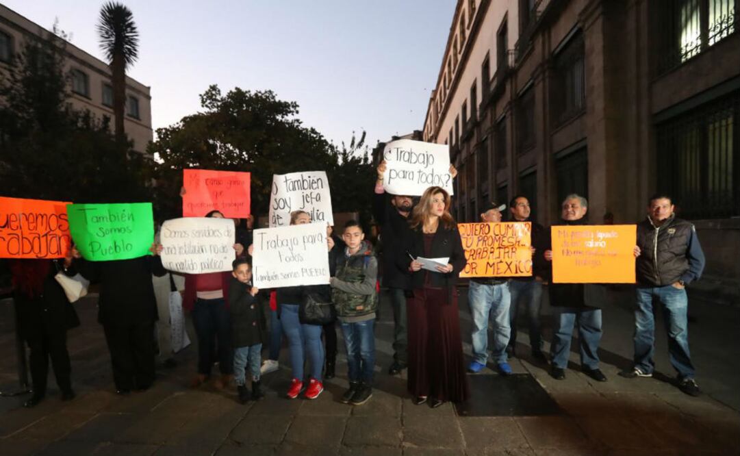 Una veintena de trabajadores, con pancartas que tienen escritas frases como "me canso ganso, queremos trabajar", los empleados exigieron al gobierno que les asigne trabajo . Foto Berenice Fregoso | El Universal