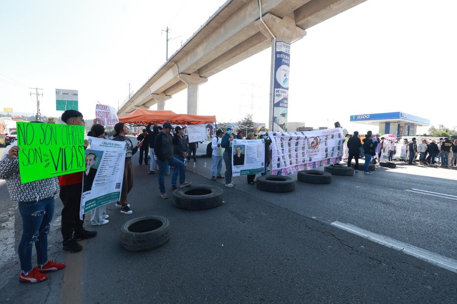 Familiares de personas desaparecidas mantienen bloqueada la carretera México-Toluca a la altura del kilómetro 48, en el municipio de Ocoyoacac, desde las 8:30 de la mañana de este jueves 6 de noviembre. (Foto: Alejandro Vargas/ EL UNIVERSAL)