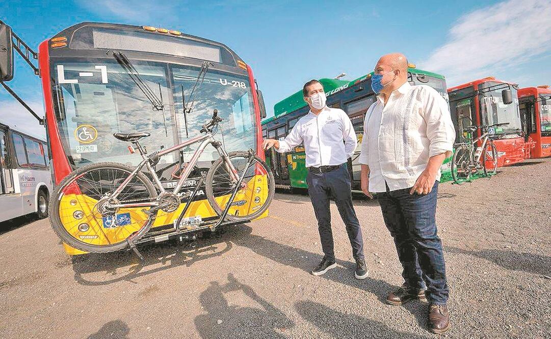 El gobernador Enrique Alfaro encabezó la inspección de los autobuses. Foto: Especial.