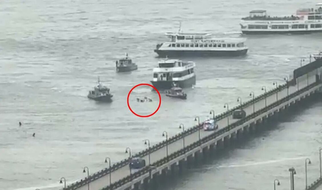 Un helicóptero cayó este jueves 10 de abril de 2025 sobre el río Hudson. FOTO: Captura de pantalla