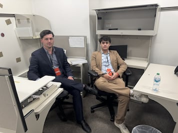 Influencers se apropian de oficinas de medios tradicionales en la sala de prensa del Pentágono