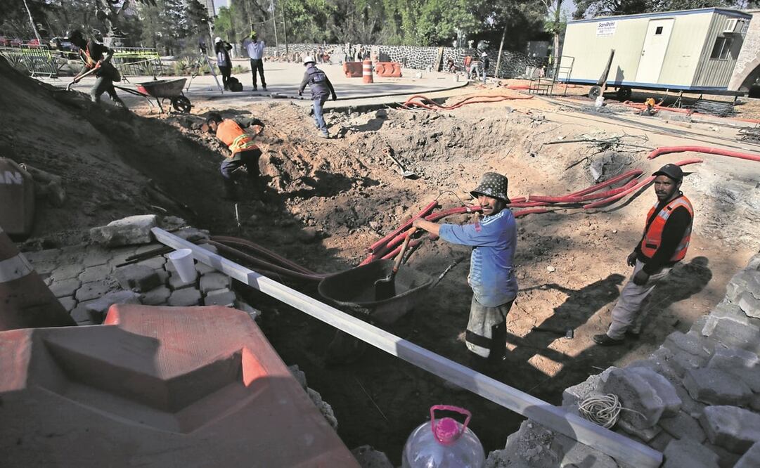 Obreros en el área de Molino del Rey laboran en varios fosos. Aunque hay actividad, muchos desconocen la fecha de entrega, incluso desconocen la finalidad de materiales como hojas de milpa y adoquines que allí están. Fotos: Fernanda Rojas / EL UNIVERSAL