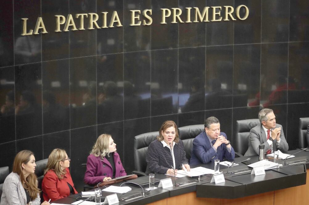 Eva Verónica de Gyves, ex magistrada del Tribunal Superior de Justicia del DF (cuarta de izq. a der.) y aspirante a encabezar la Fiscalía, afirma que el nuevo organismo deberá estar al mando de las investigaciones no la Guardia Nacional.