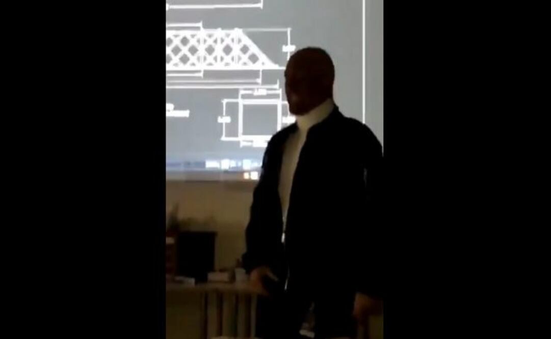 La suspensión del profesor sucedió posterior a que el académico se presentara a clases con la cara pintada de negro, como parte de su disfraz de Halloween.