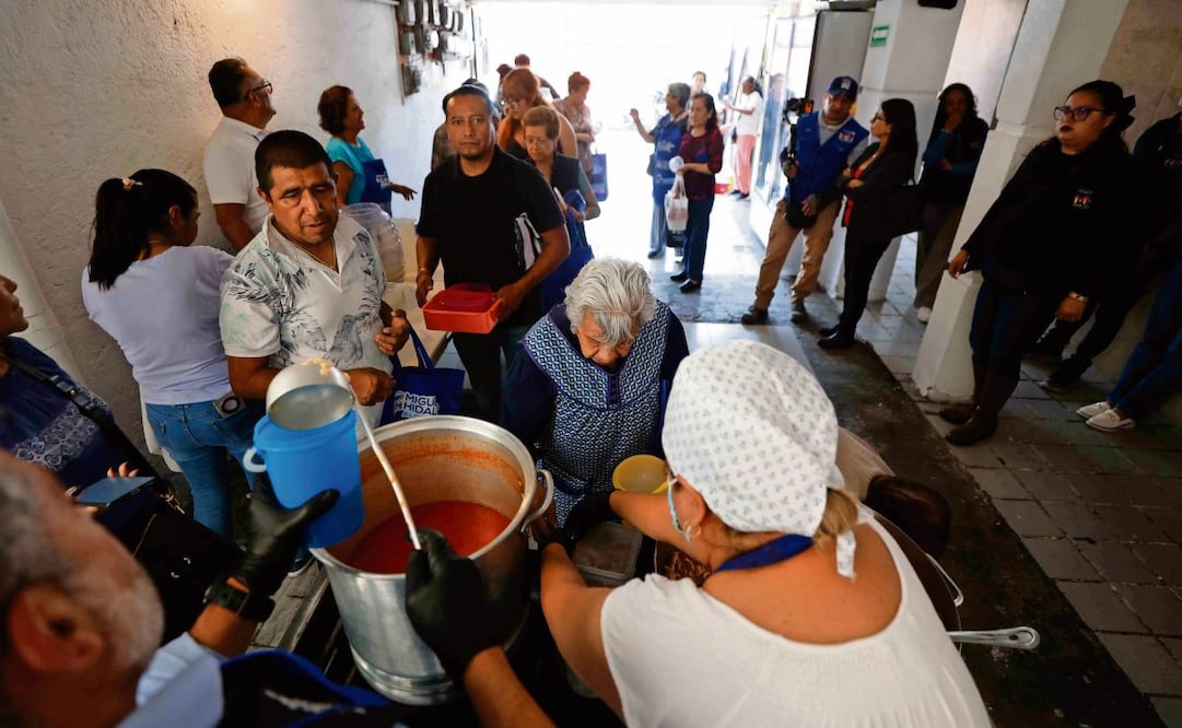 Marisol López Salinas, vecina de Miguel Hidalgo, comienza con la elaboración de los alimentos desde un día antes de servirlos. Por la mañana fríe y cocina, y alrededor de las 10:00 u 11:00 horas la comida ya se encuentra lista, pues al mediodía comienza a repartirla. FOTO: DIEGO SIMÓN SÁNCHEZ