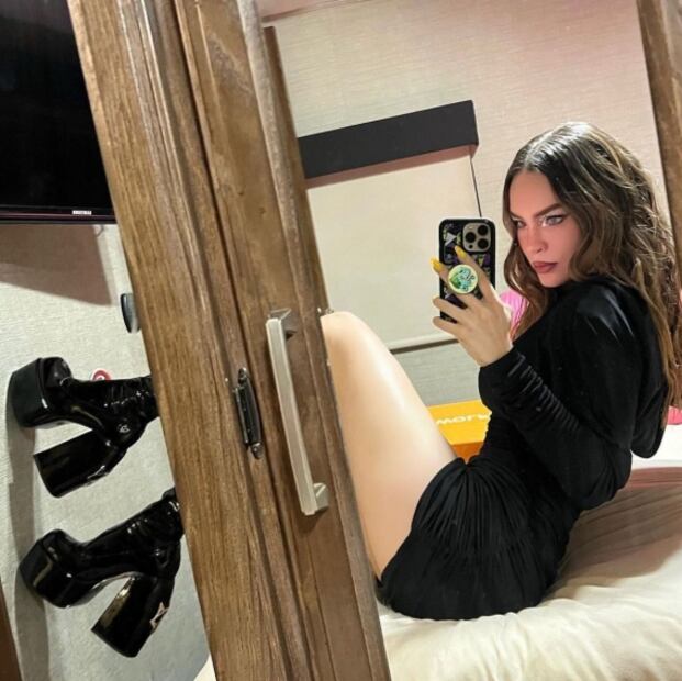 Belinda luce sensual minivestido y botas altas en tendencia
