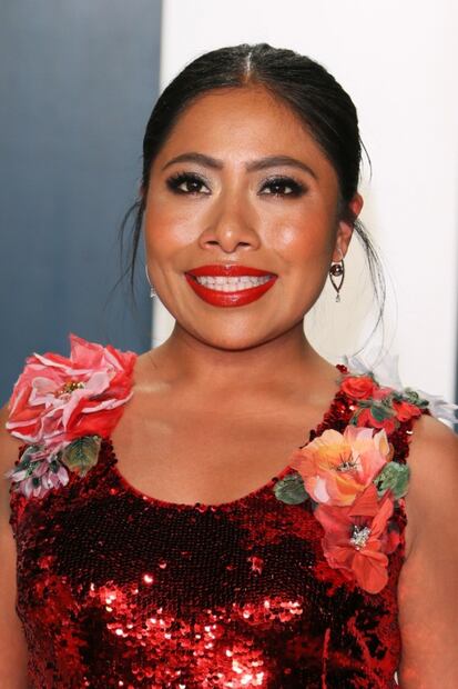 Fabulosa, Yalitza Aparicio sorprende con vestido rojo en la fiesta de los Oscar