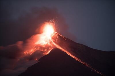 Volcán de Fuego en Guatemala registra potente erupción