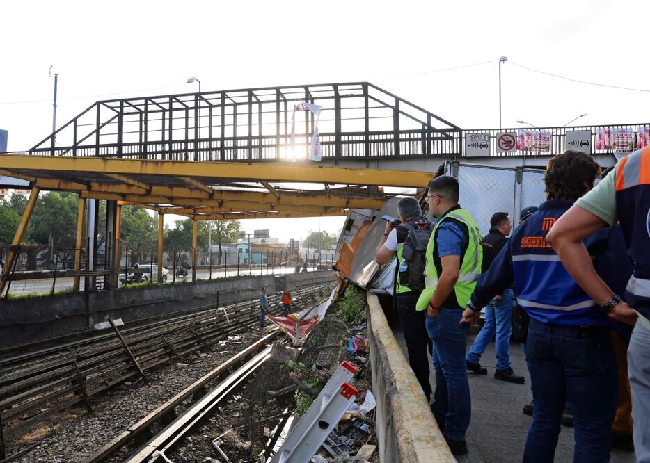 El camión impactó un puente peatonal y posteriormente cayó a las vías. El conductor murió en el hospital por las lesiones. Foto: Iván Montaño / EL UNIVERSAL