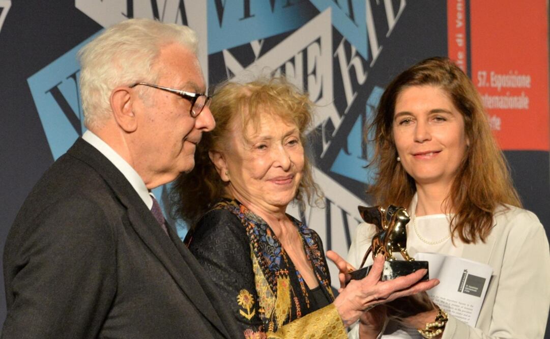 Foto de archivo de la artista Carolee Schneemann recibiendo un León de Oro. Foto: Andrea Merola/ANSA via AP, archivo