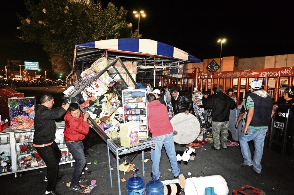 La madrugada de ayer, trabajadores del gobierno capitalino y de la delegación retiraron 120 puestos que se ubicaban sobre avenida Universidad; en total removieron 105 toneladas de materiales entre desechos y mercancía (CUARTOSCURO)
