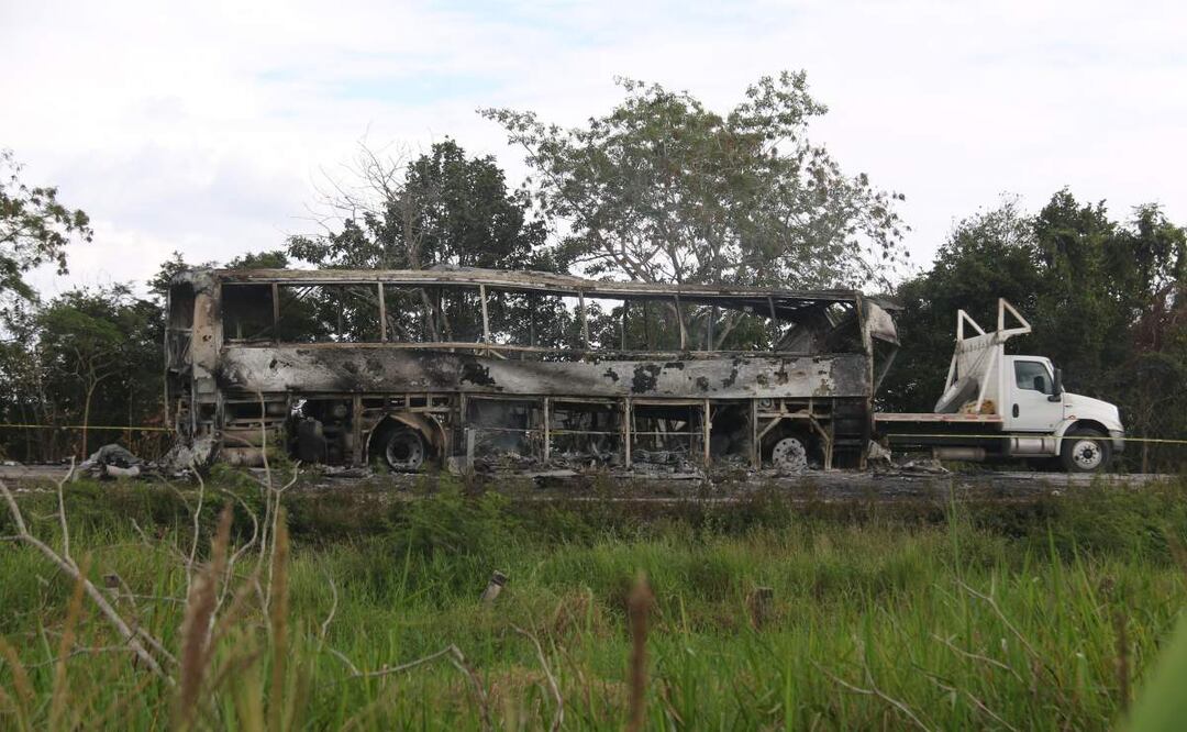 El autobús de pasajeros quedó totalmente calcinado tras el fuerte accidente en carretera de Tabasco (08/02/2025). Foto: Luis Manuel López / EL UNIVERSAL