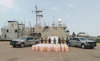 Marina asegura embarcación con 103 bidones de combustible en las costas de Michoacán; caen tres presuntos infractores
