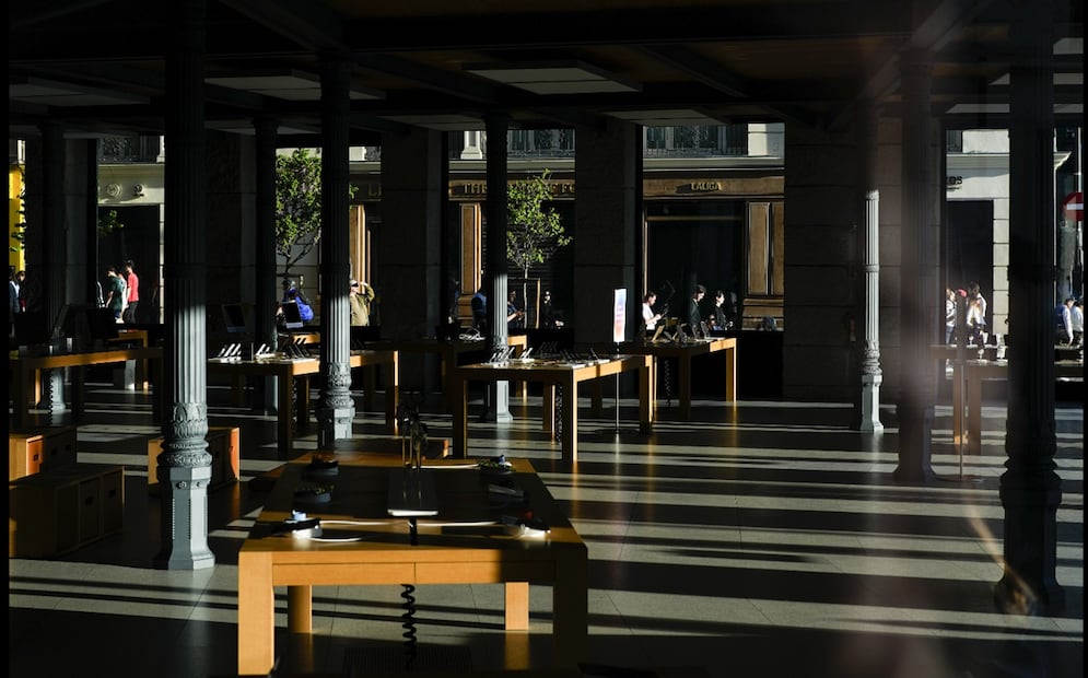 Imagen del interior de la tienda Apple de la Puerta del Sol este lunes 28 de abril de 2025, durante el apagón masivo del sistema eléctrico en Madrid. Foto: EFE