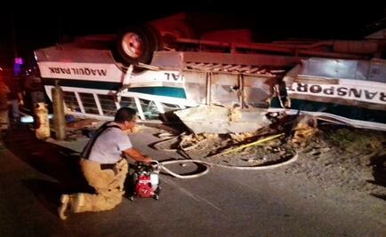 Mueren 7 personas al volcar autobús en carretera Reynosa-Río Bravo