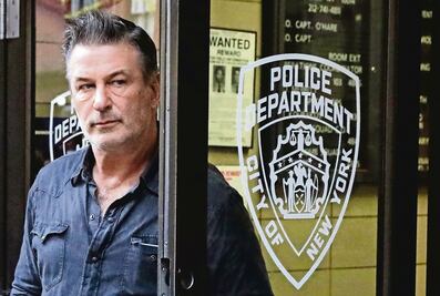 "Mentira" que no colabore con la investigación sobre la muerte de Halyna Hutchins: Alec Baldwin 