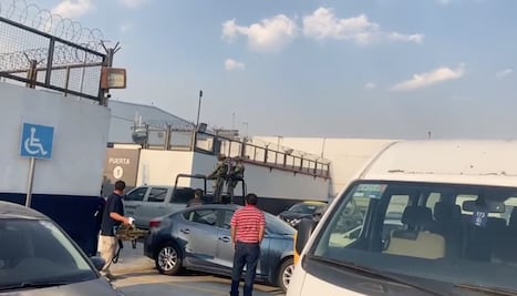 Trasladan a Facundo Rosas al Hangar de la Fiscalía en el AICM