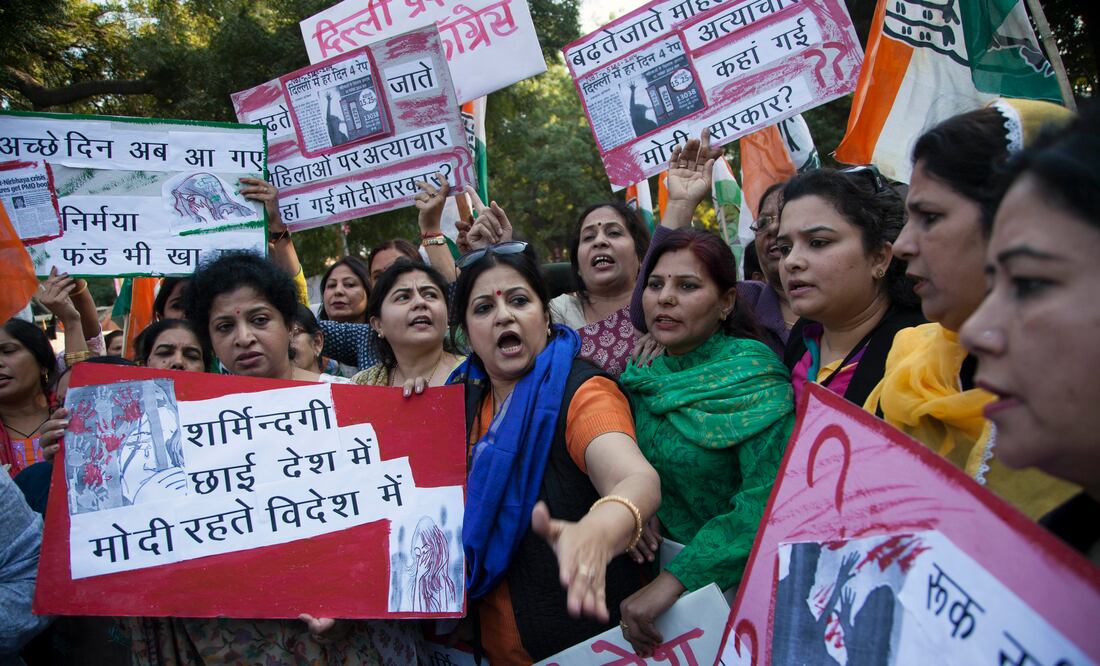 Activistas corean lemas durante una protesta después de que una mujer fuera supuestamente violada (Foto: Archivo / AP)