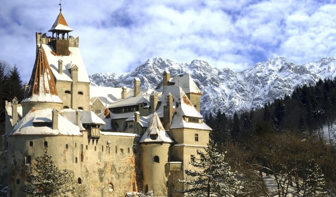 La magia de estos lugares proviene de la literatura, como el Castillo de Bran dónde habitó el Conde Drácula. (Foto: Istock)