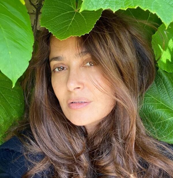 Salma Hayek le dice adiós a sus canas y se pinta el pelo