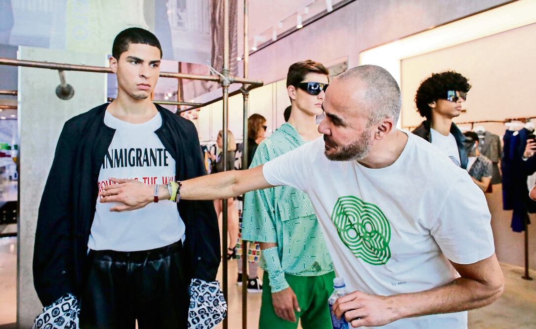 El diseñador mexicano Ricardo Seco (der.) llevó a la pasarela su protesta contra la política migratoria de Trump. Se inspiró en las Olimpiadas de 1968 en México para su nueva colección primavera-verano, que presentó ayer NY (KENA BETANCUR. EFE)
