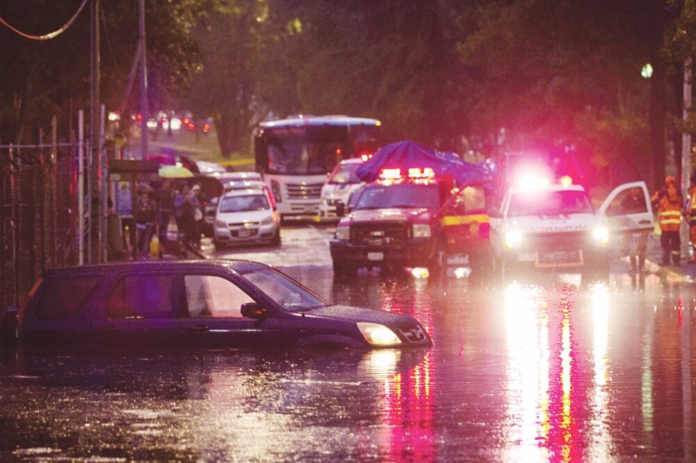 Durante la tromba del jueves, 20 vehículos quedaron varados en la delegación Tlalpan y ocho en Coyoacán, los cuales fueron rescatados por autoridades. Foto: ARCHIVO EL UNIVERSAL