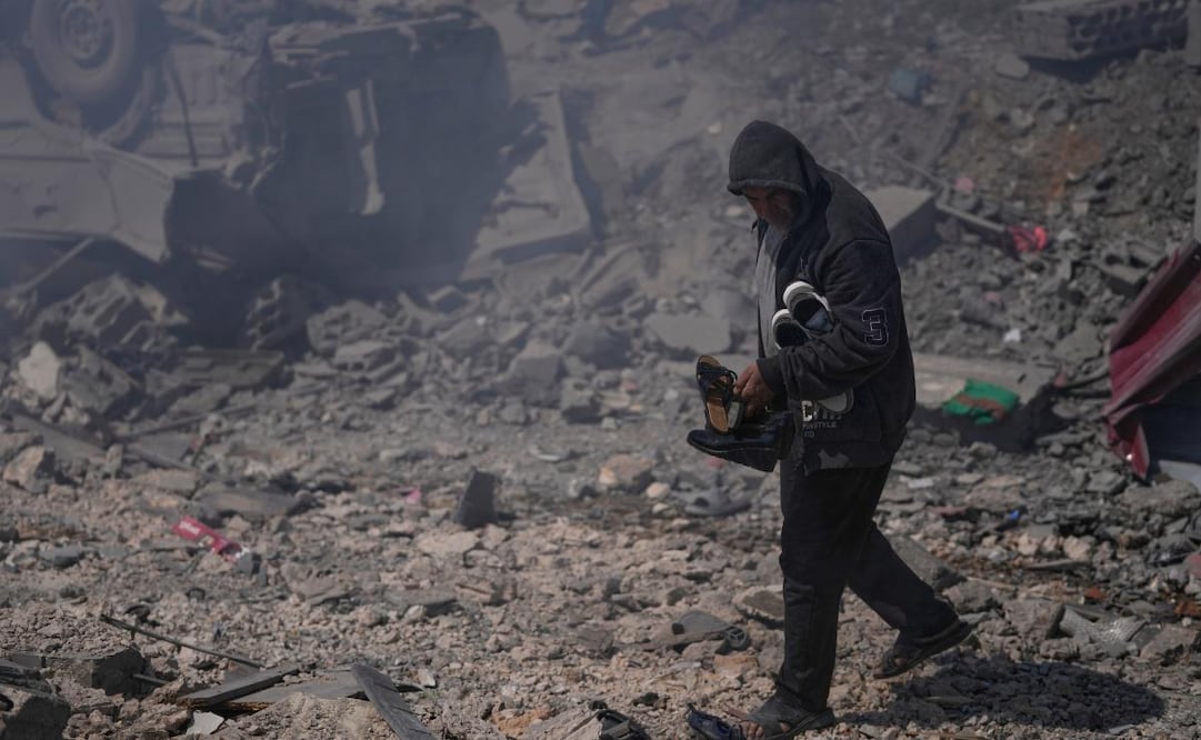 Un hombre lleva zapatos desde su casa destruida por los ataques aéreos israelíes que impactaron varias casas en la aldea de Sir al-Gharbiyeh, en el sur del Líbano, el domingo 8 de marzo de 2026. Foto: AP