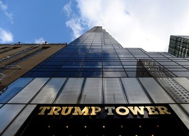 Evacúan Trump Tower por bolsa sospechosa... llena de juguetes