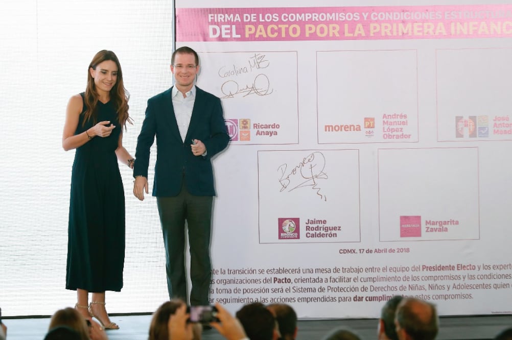 Acompañado por su esposa Carolina Martínez, el candidato presidencial de la coalición Por México al Frente, Ricardo Anaya, firmó el Pacto por la Primera Infancia, impulsado por más de 300 organizaciones civiles. (YADÍN XOLALPA. EL UNIVERSAL)