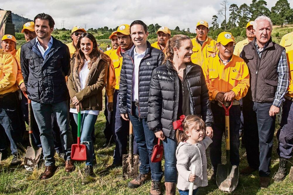 El titular de Semarnat, Rafael Pacchiano Alamán; el director de TV Azteca, Benjamín Salinas Sada; la senadora y directora de Grupo Dragón, Ninfa Salinas, y el titular de la Conafor, Jorge Rescala, arrancaron proyecto forestal (YADIN XOLALPA. EL UNIVERSAL)
