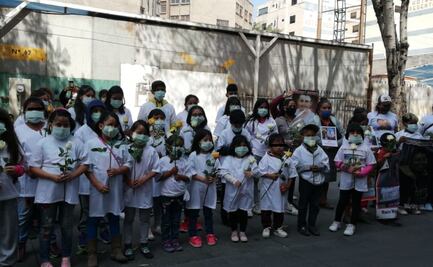 Huérfanos, víctimas de violencia por el crimen organizado, protestan afuera del Senado contra extinción de fideicomisos