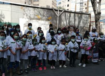 Huérfanos, víctimas de violencia por el crimen organizado, protestan afuera del Senado contra extinción de fideicomisos