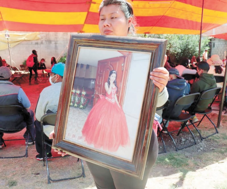 Wendy Yoselin, de 16 años, estudiaba la preparatoria y quería ser abogada; sin embargo, el sábado salió de su casa en Xonacatlán y ya no regresó. Durante su funeral, sus familiares exigieron justicia. Foto: ALMA RÍOS. EL UNIVERSAL