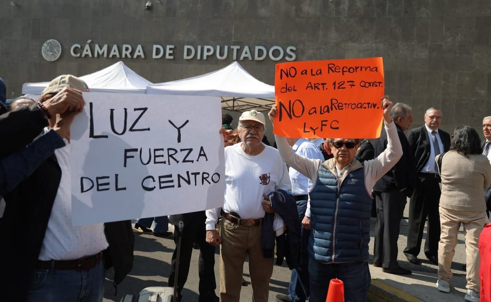 Protesta de jubilados de la extinta Luz y Fuerza del Centro (LyFC) y la actual Comisión Federal de Electricidad (CFE) afuera de la Cámara de Diputados para exigir el respeto a su pensión, tildadas como "pensiones doradas" (25/03/2026). Foto: Gabriel Pano/ EL UNIVERSAL
