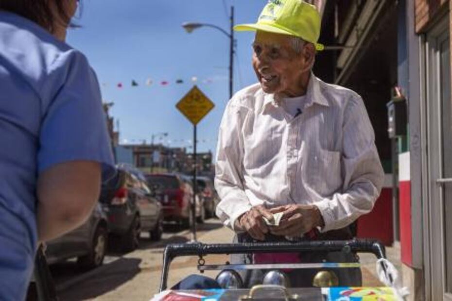 Recaudan miles de dólares para que paletero de 90 años se jubile