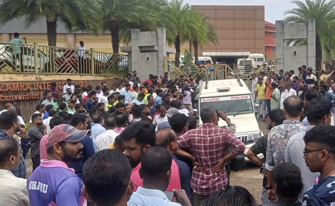 Gente reunida tras una detonación en el centro de convenciones de Zamra en Kalamassery, una localidad en Kochi, en el estado sureño de Kerala. Foto: AP