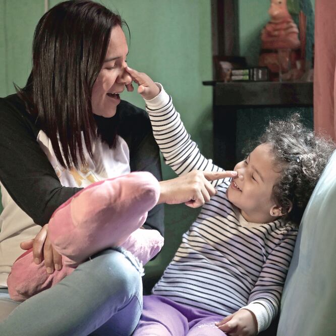 En la colonia Doctores, en el centro de la capital, Yoelys, de 35 años, quien es residente legal y busca la naturalización, juega con Aranza, su hija de tres años. ALEJANDRA LEYVA. EL UNIVERSAL