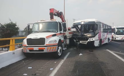 Unidad de transporte público se impacta en la México-Pachuca; hay una persona muerta y 3 heridas