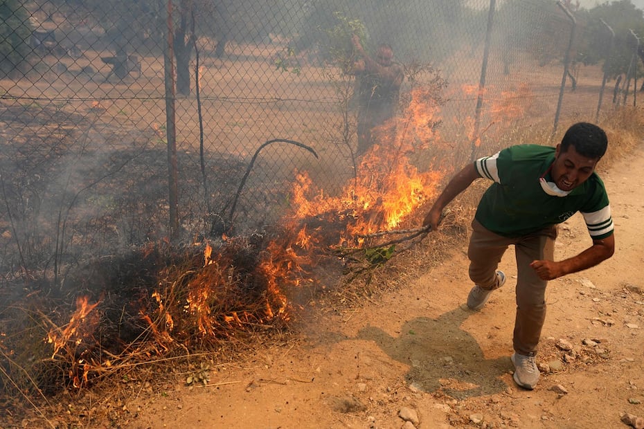 Residentes tratan de apagar las llamas de un incendio cerca de San Martin de Valdeiglesias, al oeste de Madrid. FOTO: CESAR MANSO. AFP