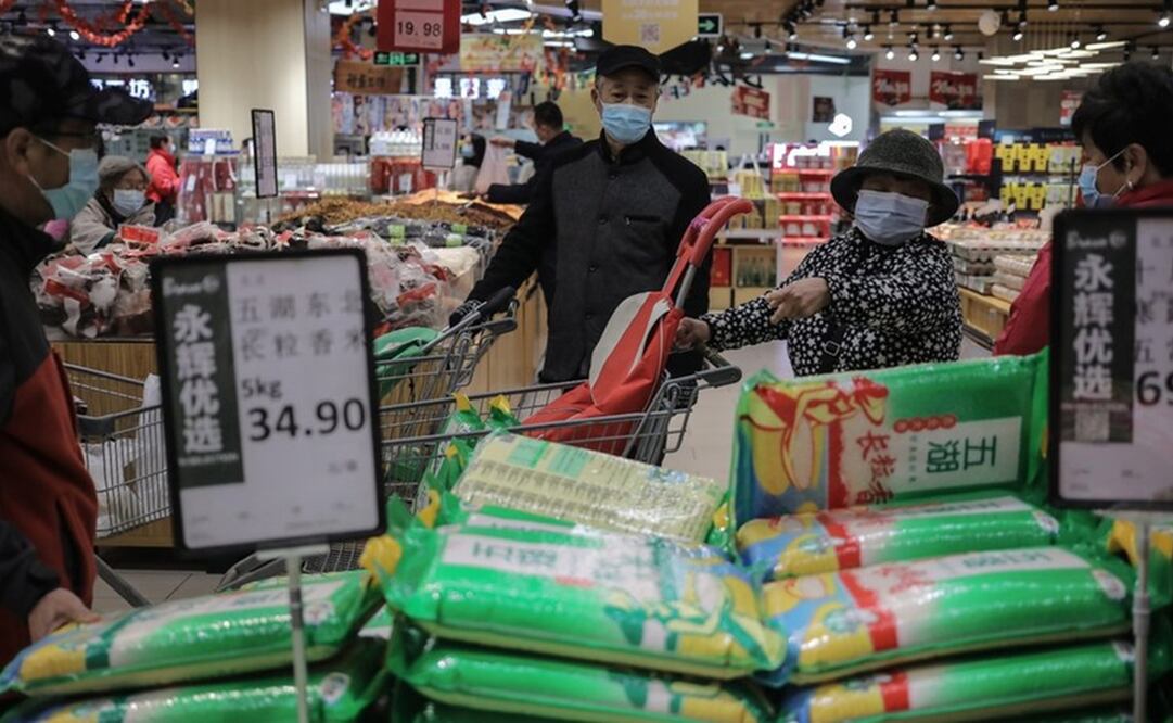 Lo preocupante para la economía china es que sus consumidores están gastando menos, lo que presiona los precios a la baja. Foto: EFE