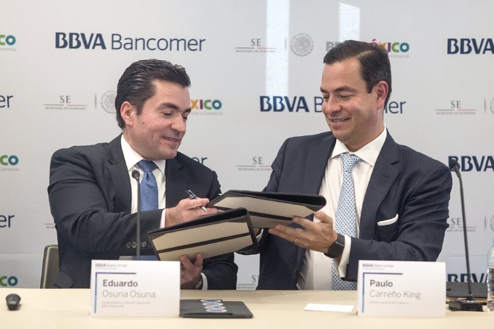 Eduardo Osuna, de BBVA Bancomer, y Paulo Carreño, de ProMéxico, durante la firma de un convenio para promover el comercio internacional (TERCERO DÍAZ . CUARTOSCURO.COM)