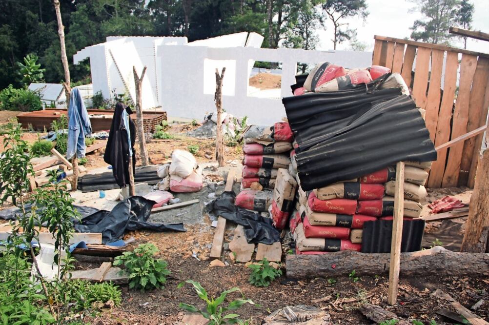 Tras las lluvias provocadas por Manu el e Ingrid en 2013 unos 600 pobladores de la comunidad de Chicahuales se fueron a vivir sobre la carretera que comunica al filo mayor de la Sierra; carecen de los servicios básicos (SALVADOR CISNEROS. EL UNIVERSAL)