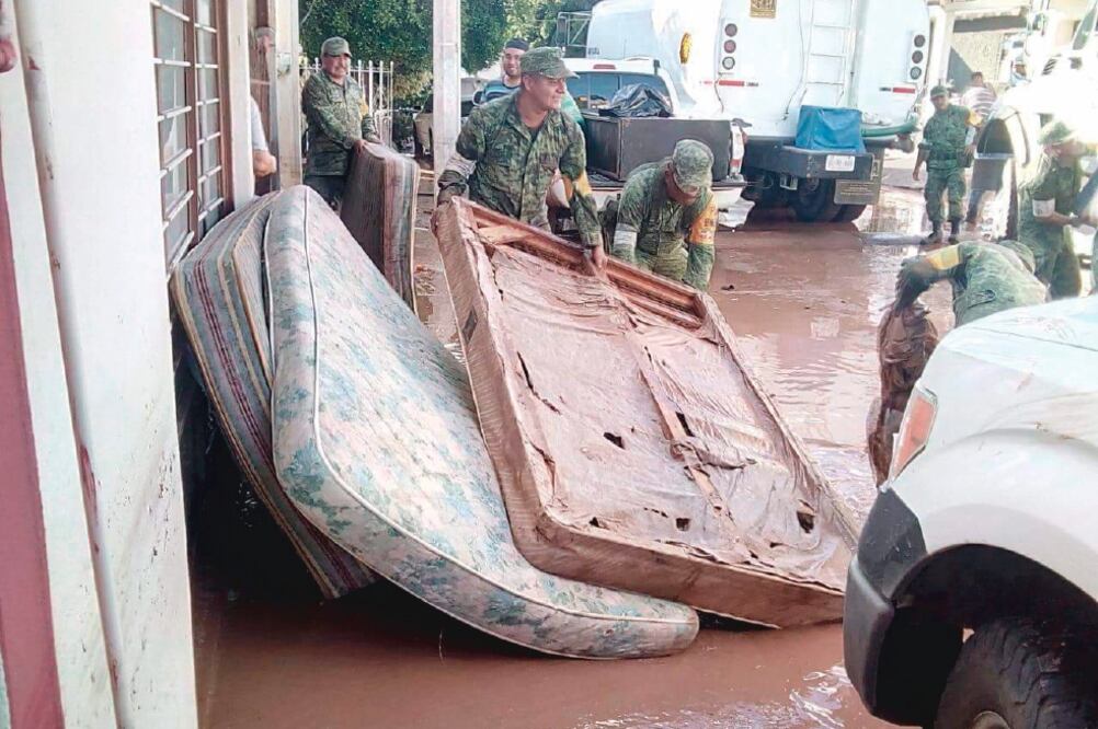 Ayuda. En Sinaloa están desplegados 812 mil efectivos de la Sedena, tres binomios caninos y dos helicópteros para auxiliar a la población. Foto: ESPECIAL