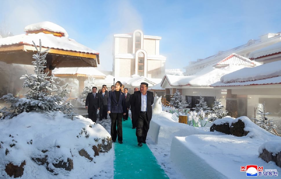 El líder de Corea del Norte, Kim Jong-un (c) caminando junto a su hija Kim Ju Ae este martes, en Samjiyon (Corea del Norte). Jong-un visitó un lujoso complejo hotelero de montaña dotado de baños termales y restaurantes de barbacoa acompañado de su hija, de quien se especula que podría ser la heredera del régimen, afirmó la agencia estatal de noticias norcoreana KCNA. Foto: EFE