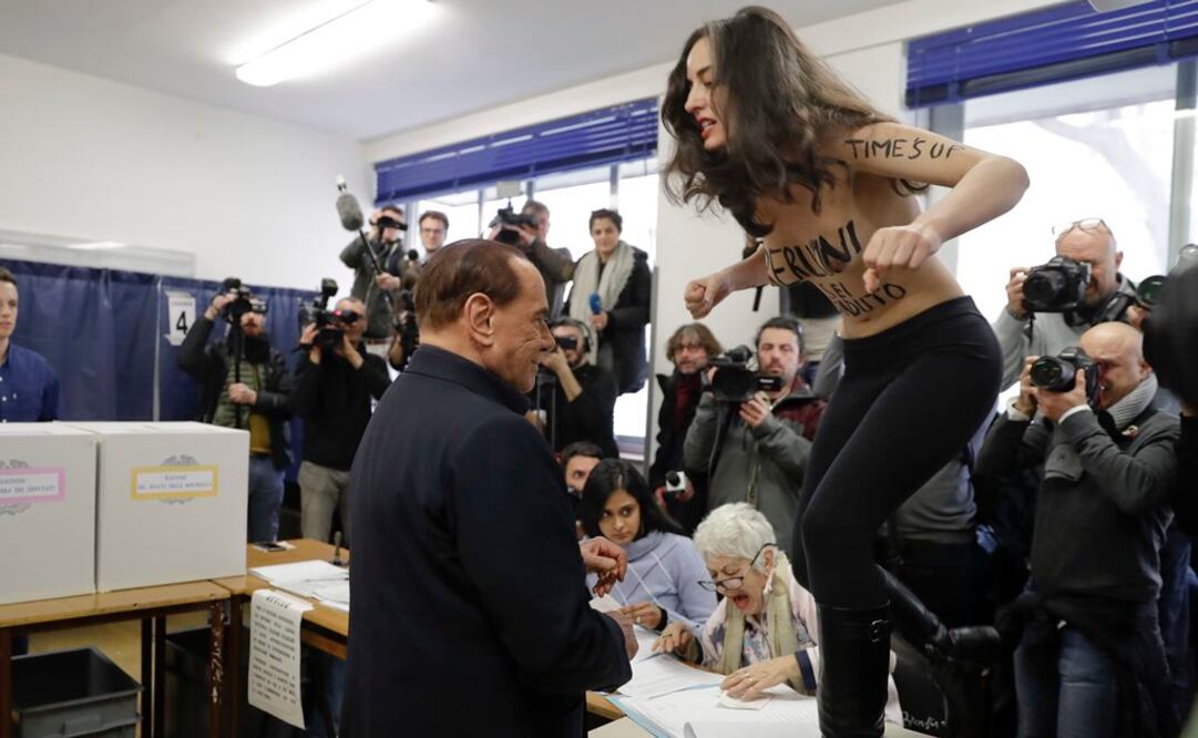 En 2013, Berlusconi también fue recibido en Milán por tres mujeres de este movimiento que le gritaron "basta Berlusconi, basta Berlusconi" (Foto: AP)