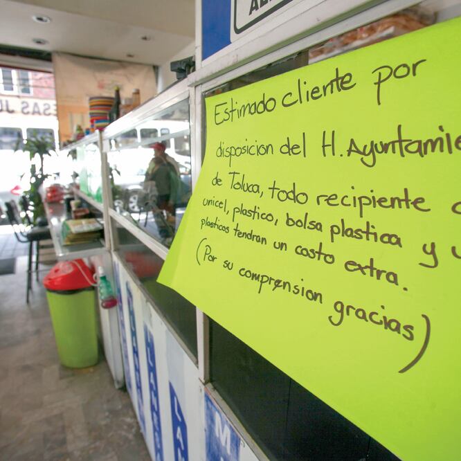 Sanción. Dentro de cinco meses, los vendedores que regalen contenedores de plástico, unicel y popotes en Toluca serán multados. JORGE ALVARADO. EL UNIVERSAL