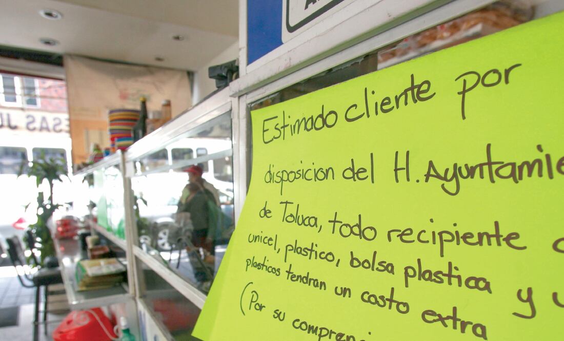 Sanción. Dentro de cinco meses, los vendedores que regalen contenedores de plástico, unicel y popotes en Toluca serán multados. JORGE ALVARADO. EL UNIVERSAL