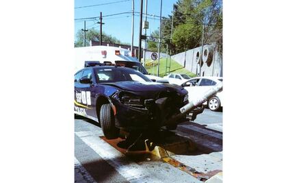 Patrulla choca contra poste en Eje 10 Sur