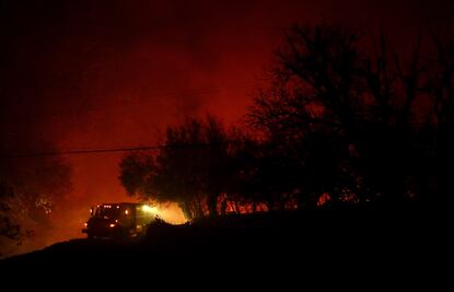 Continúa búsqueda de más de mil desaparecidos por incendio forestal en California